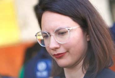 Oficio pone en jaque a Hassler: alcaldesa posee celular institucional, pese a que dijo a la PDI que no tenía en incautación por Sierra Bella