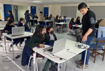 Realizan taller de robótica para niñas de 7° y 8° básico con foco en disciplinas STEM