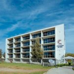 Universidad del Alba culmina investigación interna por caso de Negri y Llorón, con desvinculaciones y suspensiones de funcionarios