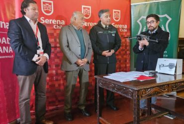 Municipio de La Serena entrega dron a Gendarmería para combatir “pelotazos”