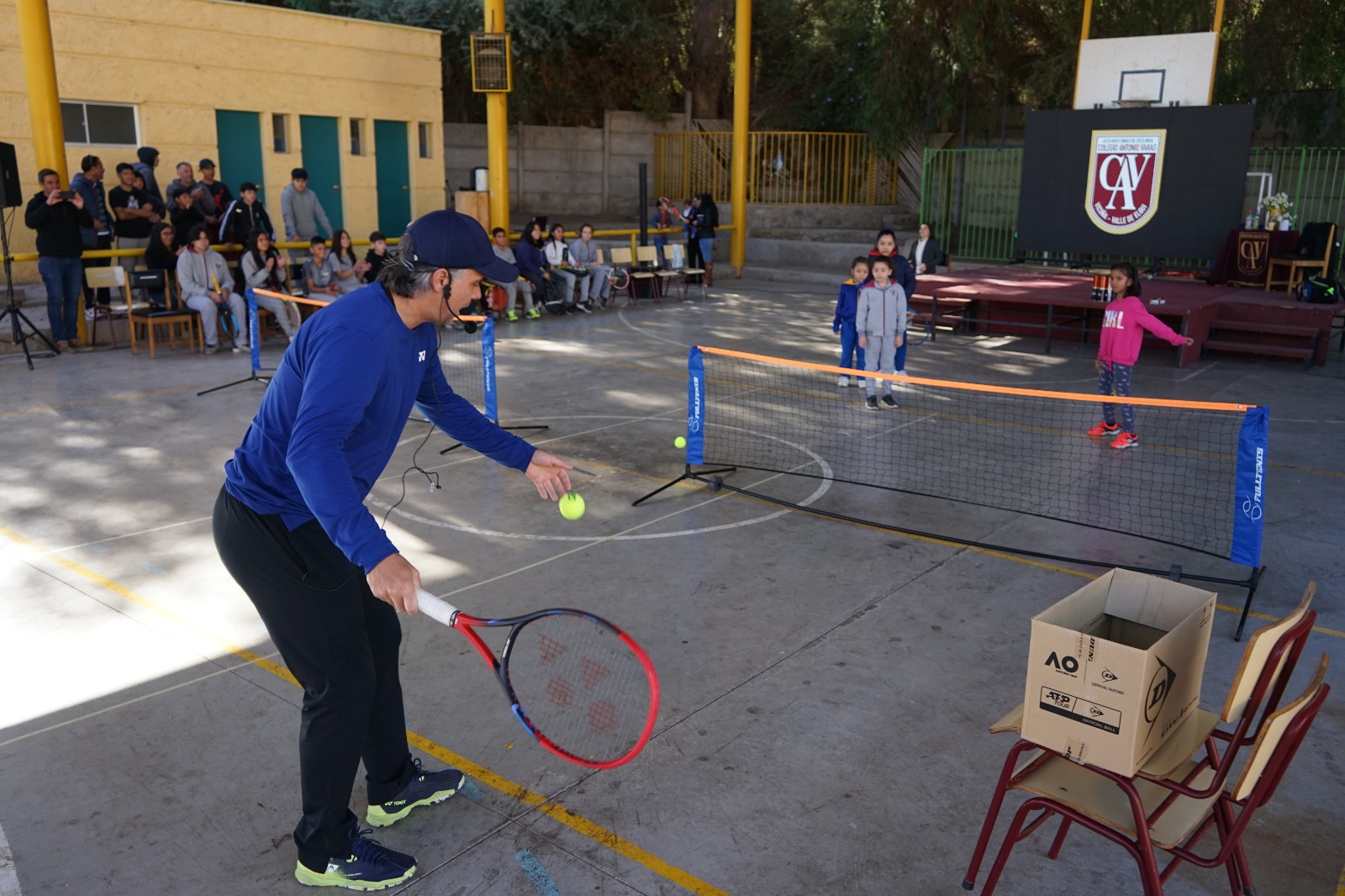 Fernando González comparte su experiencia como deportista con estudiantes del Colegio Antonio Varas