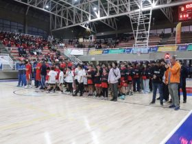 El proyecto fue parte de la línea de conservación de infraestructura del Instituto Nacional de Deportes. Las obras de mejoramiento y reposición del gimnasio del Gimnasio Techado Cendyr Illapel, fueron inauguradas este viernes 23 de junio por autoridades del Deporte, el municipio, deportistas y la comunidad de la capital de la provincia del Choapa. Las obras de conservación fueron las de mayor inversión, desarrollada en la región durante el año 2022 y consistieron en la reposición de la carpeta de básquetbol certificada FIBA Bio Star Channel y en el segundo piso, la primera pista de trote indoor de 192 mts de extensión de superficie pulastic. Ambas obras fueron financiadas con $223 millones por el Instituto Nacional de Deportes, gracias al trabajo del Departamento de Desarrollo e Infraestructura y el Mindep Coquimbo. Además, la Municipalidad de Illapel aportó con $76 millones con la construcción de una sala multiuso, mejora de los servicios higiénicos y obras de mejoramiento eléctrico, mantención de tablero y marcador eléctrico. La entrega de las mejoras a la comunidad, fue encabezada por el Seremi del Deporte Fernando Medina, el alcalde Denis Cortés Aguilera, Director Regional del IND, Jonathan Pino , Consejeros regionales, concejales, dirigentes deportivos y deportistas y el apoyo de la Delegación Presidencial Provincial de Choapa. El Seremi del Deporte, Fernando Medina Vergara destacó el mejoramiento de espacios para el desarrollo de la actividad física y el deporte. "Este recinto queda a disposición de las niñas, niños, jóvenes, deportistas, adultos mayores y del que quiera hacer deporte. Un recinto que está en condiciones espectaculares, el mejor de la región, también de primer nivel en el país. Un trabajo coordinado que como Gobierno estamos haciendo con el municipio y estos son los resultados". Por su parte, el alcalde de Illapel Denis Cortés Aguilera agrega, "Un recinto que se pudo recuperar, la cancha en pésimas condiciones y con el trabajo que realizamos con el IND, el Seremi, el director y lo que planificamos en un inicio, fue mucho mejor de lo esperado. Una cancha de primera generación, el mismo piso que usa la NBA. También se van a poder practicar diversas disciplinas, lo que nos entrega la pista indoor que permitirá correr y también poder realizar caminatas a nuestros adultos mayores, para que puedan tener una vida activa", señaló la autoridad comunal. En la inauguración además se distinguió a tres notables figuras del básquetbol illapelino como: Rebeca Urzúa, Luis Sergio Hernández Aguilera y Albertina Rodríguez Marín, que recibieron un galardón de manos de las autoridades. Posterior a la inauguración de las obras, se dio paso a la inauguración de la Sala de Acondicionamiento físico, una muestra de Cheerleading y los partidos de la categoría infantil sub 11 y de fondo el encuentro entre Universidad Católica y la selección de básquetbol de Illapel.