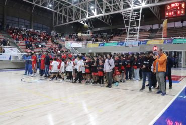 El proyecto fue parte de la línea de conservación de infraestructura del Instituto Nacional de Deportes. Las obras de mejoramiento y reposición del gimnasio del Gimnasio Techado Cendyr Illapel, fueron inauguradas este viernes 23 de junio por autoridades del Deporte, el municipio, deportistas y la comunidad de la capital de la provincia del Choapa. Las obras de conservación fueron las de mayor inversión, desarrollada en la región durante el año 2022 y consistieron en la reposición de la carpeta de básquetbol certificada FIBA Bio Star Channel y en el segundo piso, la primera pista de trote indoor de 192 mts de extensión de superficie pulastic. Ambas obras fueron financiadas con $223 millones por el Instituto Nacional de Deportes, gracias al trabajo del Departamento de Desarrollo e Infraestructura y el Mindep Coquimbo. Además, la Municipalidad de Illapel aportó con $76 millones con la construcción de una sala multiuso, mejora de los servicios higiénicos y obras de mejoramiento eléctrico, mantención de tablero y marcador eléctrico. La entrega de las mejoras a la comunidad, fue encabezada por el Seremi del Deporte Fernando Medina, el alcalde Denis Cortés Aguilera, Director Regional del IND, Jonathan Pino , Consejeros regionales, concejales, dirigentes deportivos y deportistas y el apoyo de la Delegación Presidencial Provincial de Choapa. El Seremi del Deporte, Fernando Medina Vergara destacó el mejoramiento de espacios para el desarrollo de la actividad física y el deporte. "Este recinto queda a disposición de las niñas, niños, jóvenes, deportistas, adultos mayores y del que quiera hacer deporte. Un recinto que está en condiciones espectaculares, el mejor de la región, también de primer nivel en el país. Un trabajo coordinado que como Gobierno estamos haciendo con el municipio y estos son los resultados". Por su parte, el alcalde de Illapel Denis Cortés Aguilera agrega, "Un recinto que se pudo recuperar, la cancha en pésimas condiciones y con el trabajo que realizamos con el IND, el Seremi, el director y lo que planificamos en un inicio, fue mucho mejor de lo esperado. Una cancha de primera generación, el mismo piso que usa la NBA. También se van a poder practicar diversas disciplinas, lo que nos entrega la pista indoor que permitirá correr y también poder realizar caminatas a nuestros adultos mayores, para que puedan tener una vida activa", señaló la autoridad comunal. En la inauguración además se distinguió a tres notables figuras del básquetbol illapelino como: Rebeca Urzúa, Luis Sergio Hernández Aguilera y Albertina Rodríguez Marín, que recibieron un galardón de manos de las autoridades. Posterior a la inauguración de las obras, se dio paso a la inauguración de la Sala de Acondicionamiento físico, una muestra de Cheerleading y los partidos de la categoría infantil sub 11 y de fondo el encuentro entre Universidad Católica y la selección de básquetbol de Illapel.
