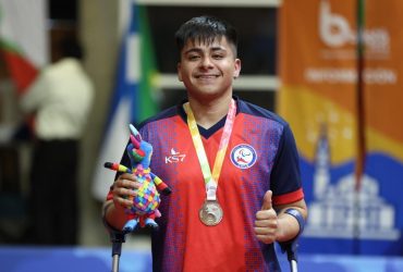 Ovallino Claudio Bahamondes paratenista de mesa doble medallista en Colombia