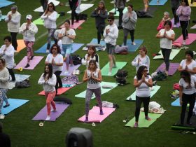Clase multitudinaria en La Portada para celebrar el Día Mundial del Yoga