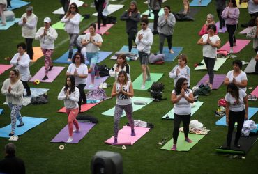 Clase multitudinaria en La Portada para celebrar el Día Mundial del Yoga