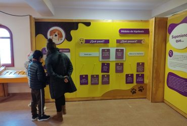 El proyecto del programa de ciencia ciudadana Científicos de la Basura de la UCN, estará hasta agosto en el Faro Monumental, gracias a un trabajo conjunto entre la casa de estudios superiores y la Municipalidad de La Serena.