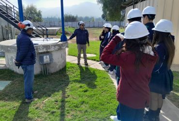 Alumnos del Colegio San Nicolás recorren planta de tratamiento de aguas servidas de Aguas del Valle